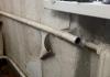Простой способ нарезки резьбы на металлической трубе Нарезать резьбу на трубе у стены